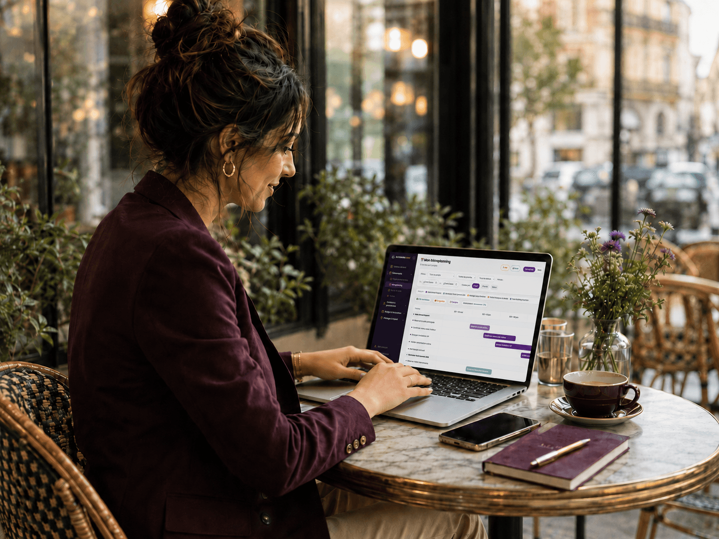Freelance événementielle utilisant Bloomara dans un café parisien